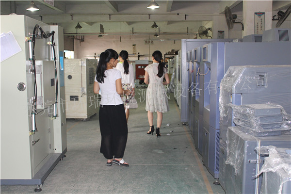 業(yè)務(wù)員帶美女客戶(hù)參觀生產(chǎn)車(chē)間