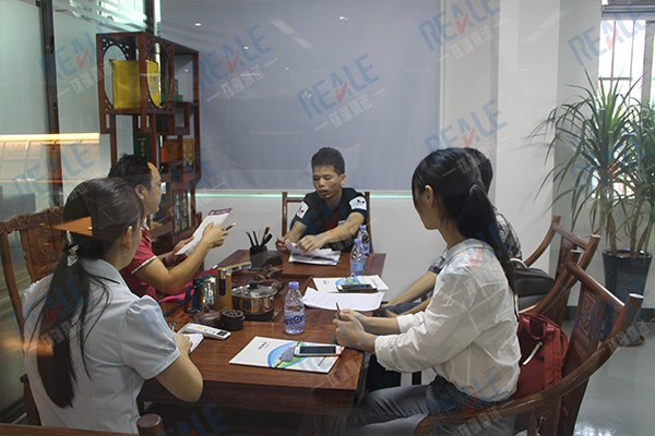 左邊是總經(jīng)理，右邊為越南客戶